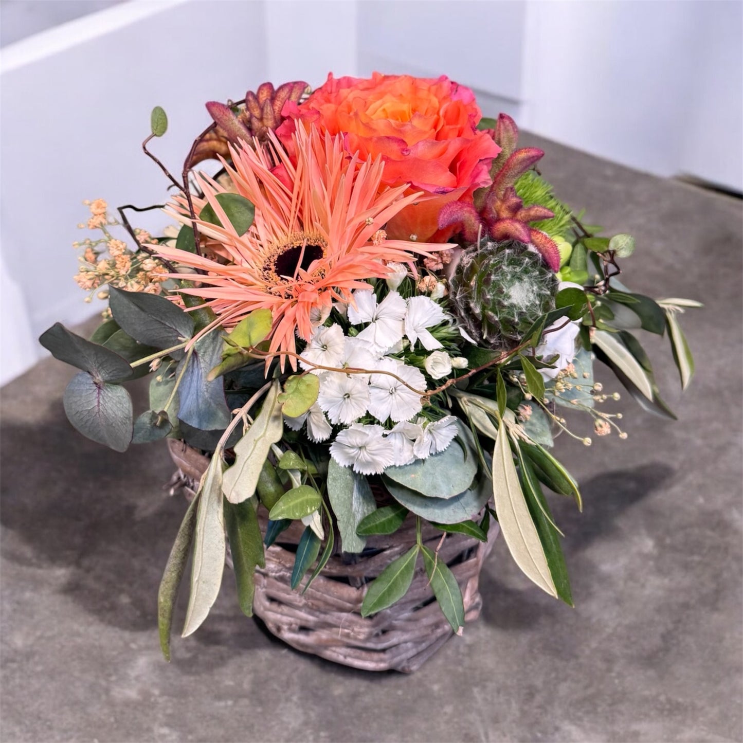 Gesteck der Saison im Korb