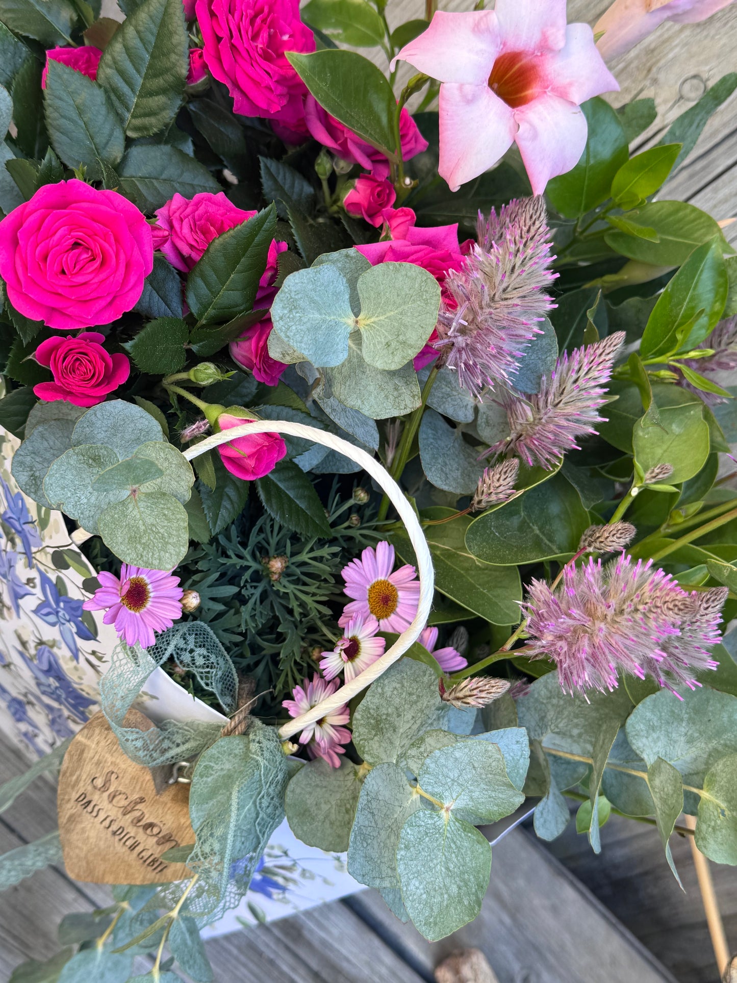 Eine Tasche voller Blumen