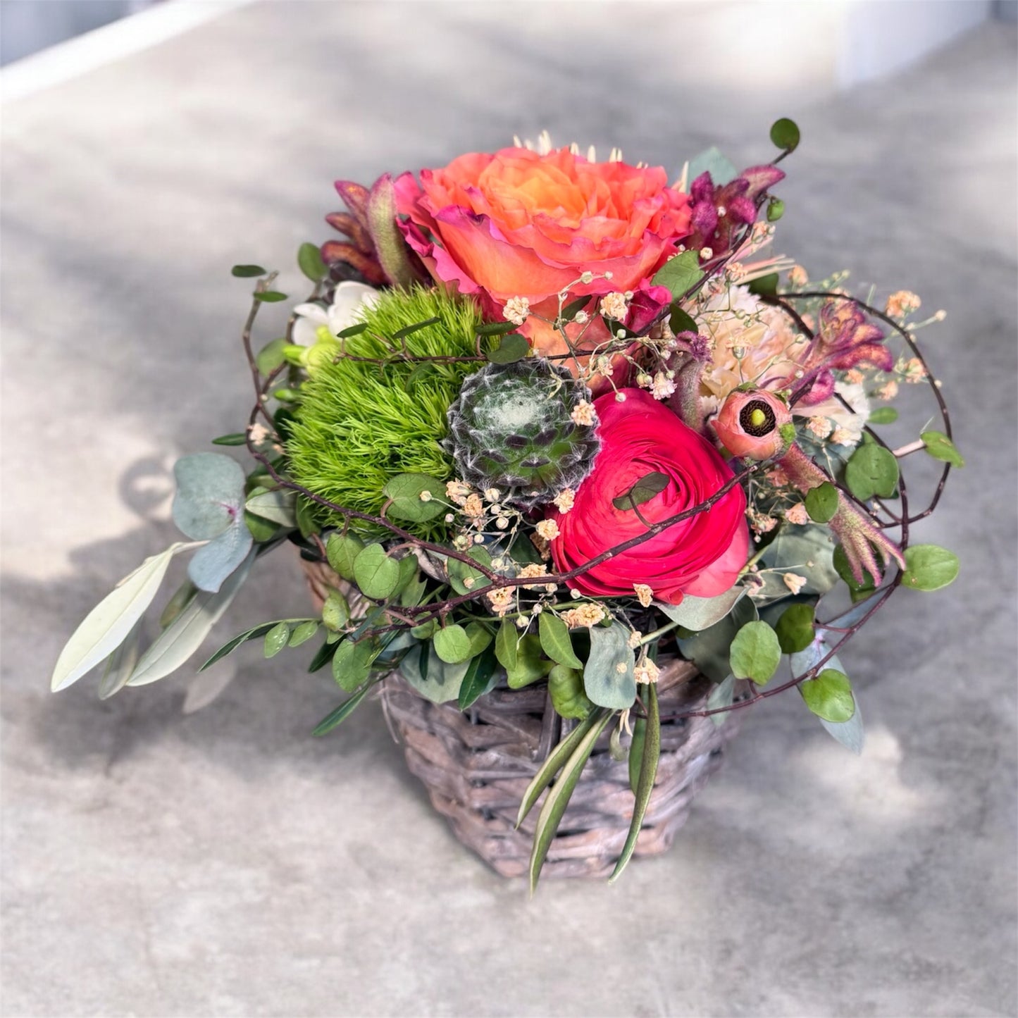 Gesteck der Saison im Korb