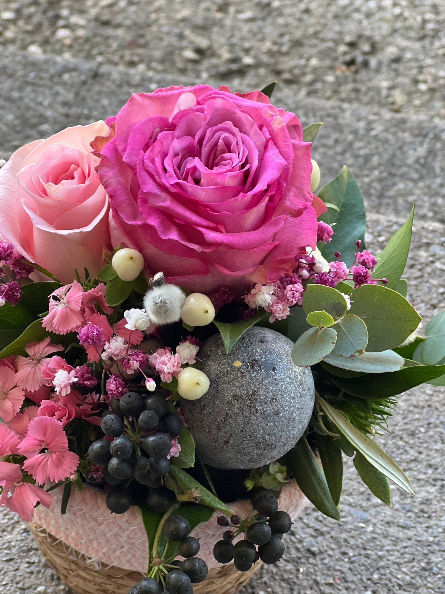 Gesteck der Saison im Korb