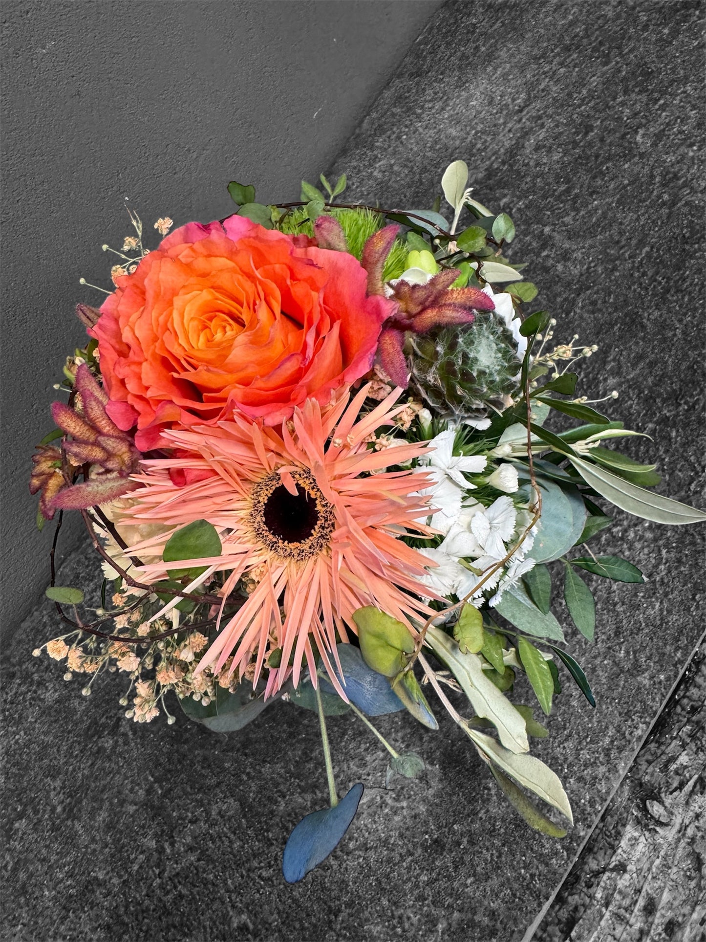 Gesteck der Saison im Korb