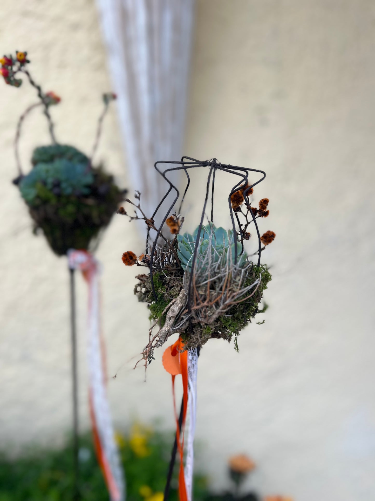 Gartenstaab mit Pflanze