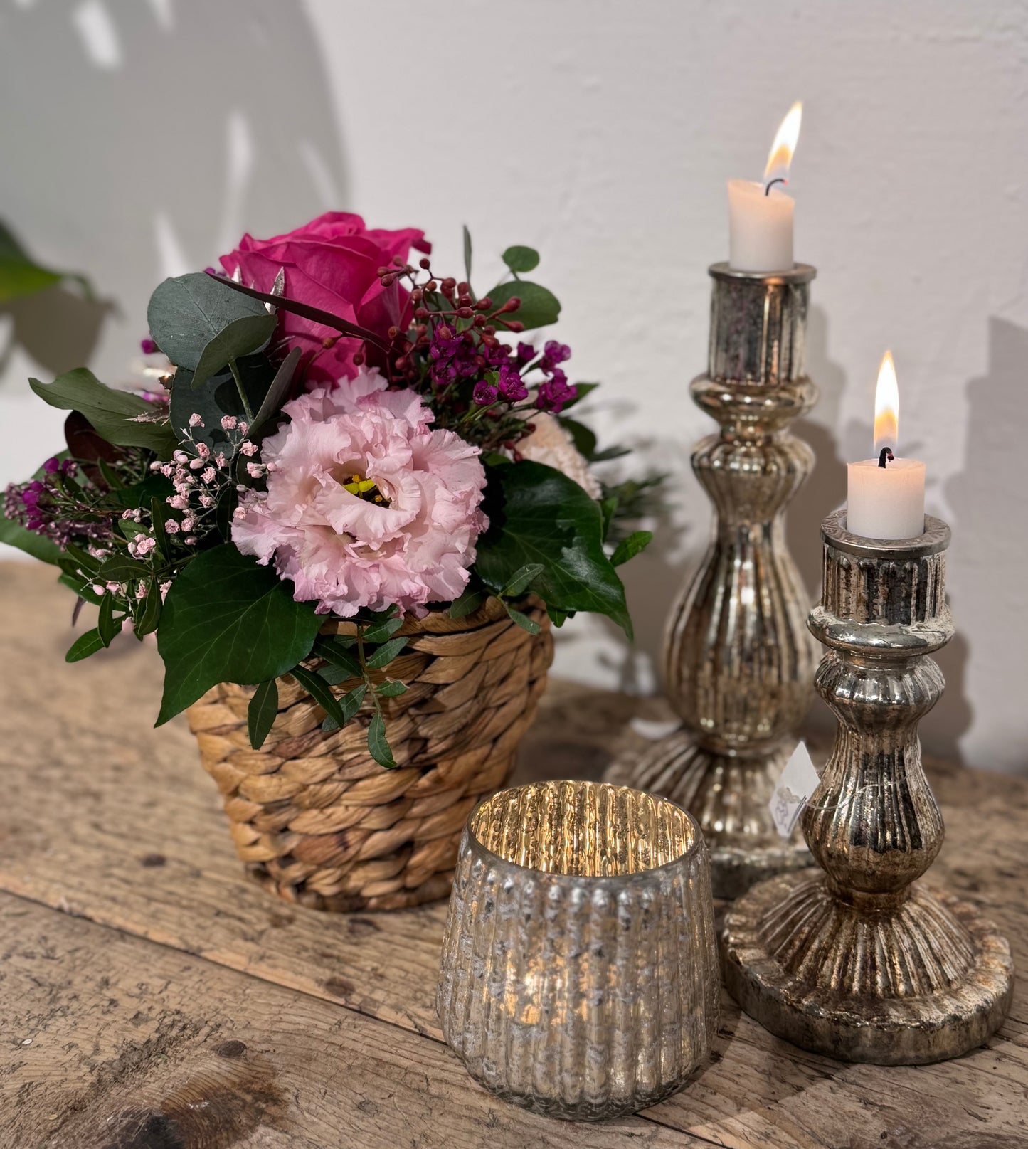 Gesteck der Saison im Korb