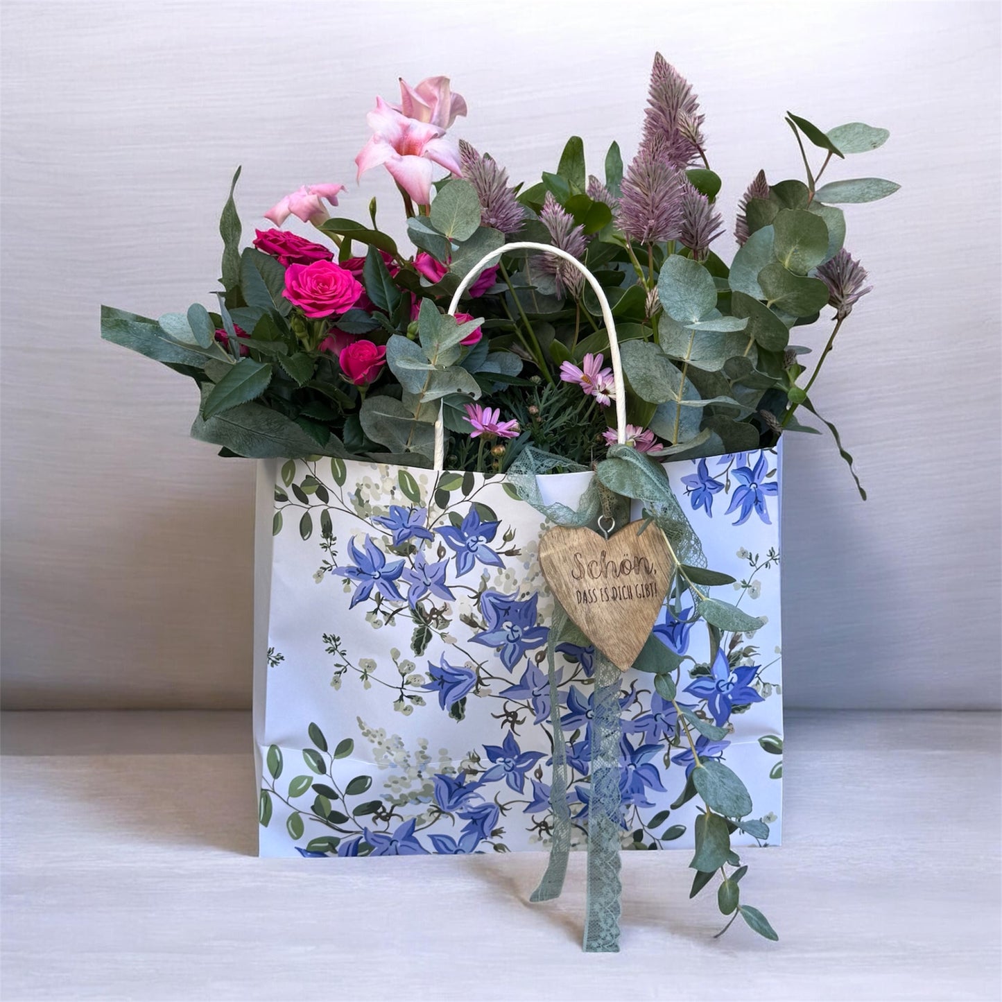 Eine Tasche voller Blumen