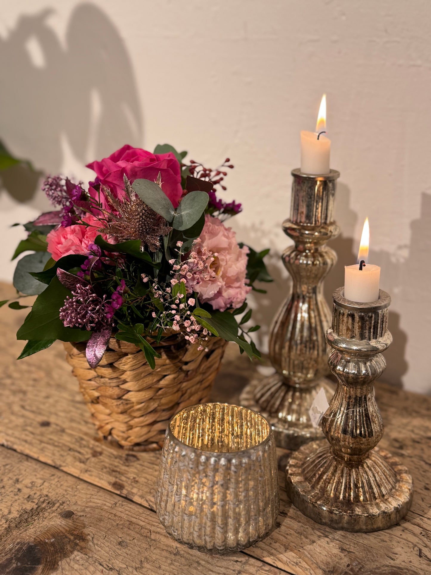 Gesteck der Saison im Korb