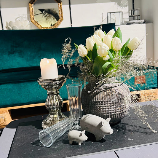 Tulpenstrauß mit silbergrauer Vase