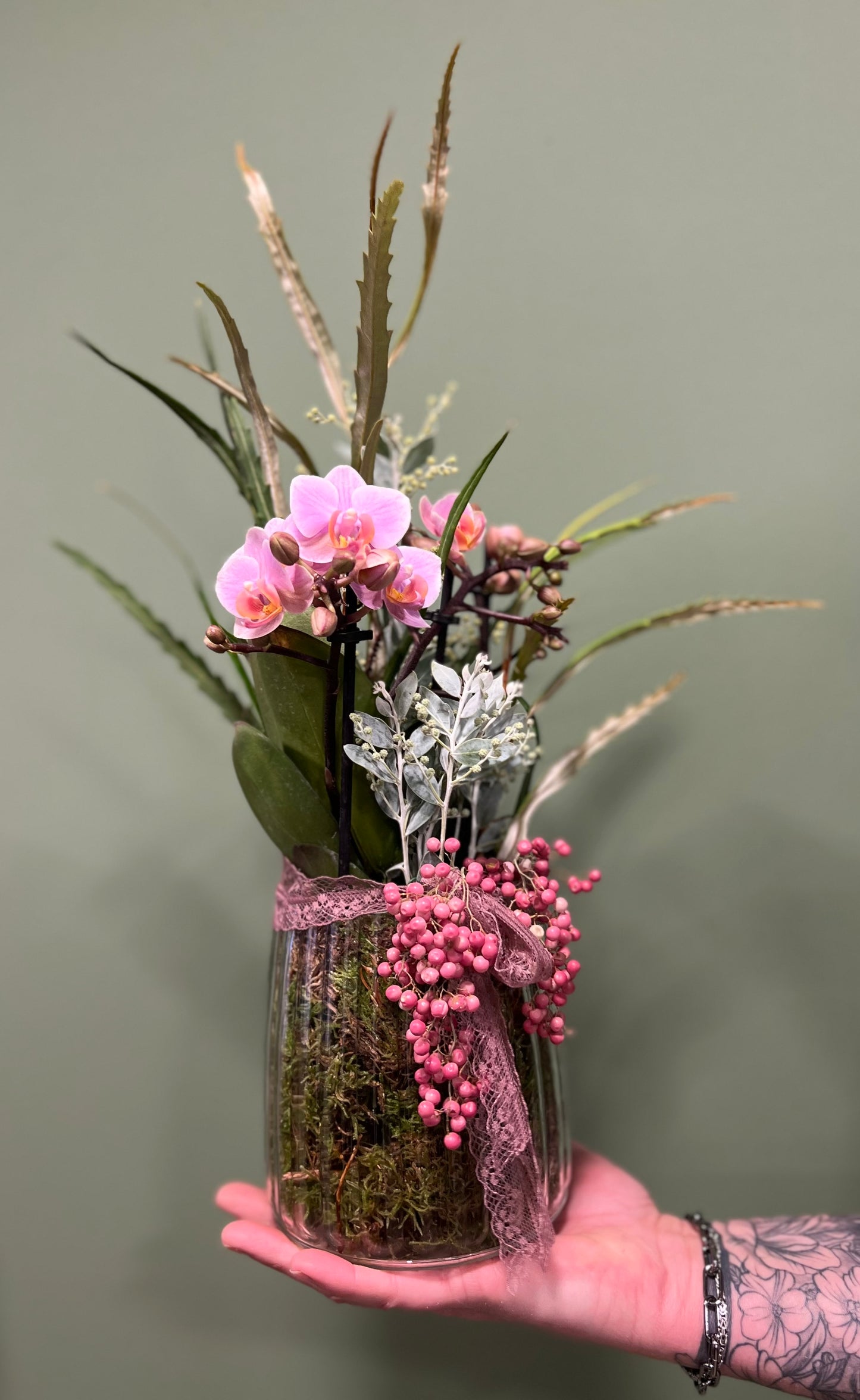 Orchidee dekoriert mit Topf oder Korb
